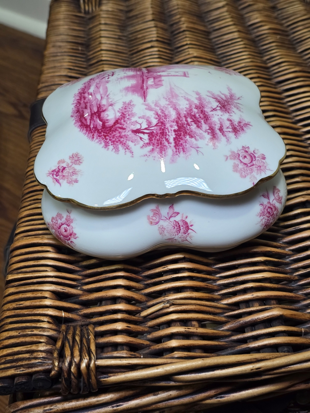 Limoges White Porcelain Trinket Box with Pink Transfer Scene - Picture 3 of 8